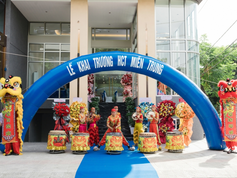 Không khí sôi động tại lễ khai trương 