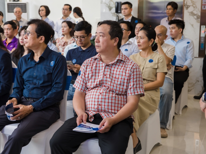 Khách hàng tham gia buổi khai trương - 3
